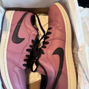 Nike Mauve and Black Low-Top Sneakers